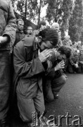 Sierpień 1980, Gdańsk, Polska.
Strajkujący robotnicy Stoczni Gdańskiej im. Lenina podczas nabożeństwa na terenie stoczni.
Fot. Stanisław Składanowski, zbiory Ośrodka KARTA