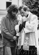 Sierpień 1980, Gdańsk, Polska.
Strajk w Stoczni Gdańskiej im. Lenina - spowiedź podczas nabożeństwa na terenie stoczni.
Fot. Stanisław Składanowski, zbiory Ośrodka KARTA