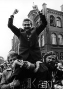 30.08.1980, Gdańsk, Polska.
Przedostatni dzień strajku w Stoczni Gdańskiej im. Lenina. Lech Wałęsa niesiony przez robotników w stronę bramy nr 2, po pomyślnym zakończeniu negocjacji z Komisją Rządową. Następnego dnia, 31.08., zostały podpisane Porozumieńia sierpniowe.
Fot. Stanisław Składanowski, zbiory Ośrodka KARTA