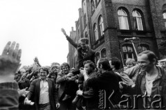 30.08.1980, Gdańsk, Polska.
Przedostatni dzień strajku w Stoczni Gdańskiej im. Lenina. Lech Wałęsa niesiony przez robotników w stronę bramy nr 2, po pomyślnym zakończeniu negocjacji z Komisją Rządową. Następnego dnia, 31.08., zostały podpisane Porozumieńia sierpniowe.
Fot. Stanisław Składanowski, zbiory Ośrodka KARTA