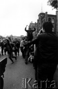 30.08.1980, Gdańsk, Polska.
Przedostatni dzień strajku w Stoczni Gdańskiej im. Lenina. Lech Wałęsa niesiony przez robotników w stronę bramy nr 2, po pomyślnym zakończeniu negocjacji z Komisją Rządową. Następnego dnia, 31.08., zostały podpisane Porozumieńia sierpniowe.
Fot. Stanisław Składanowski, zbiory Ośrodka KARTA