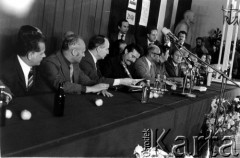 31.08.1980, Gdańsk, Polska.
Podpisanie Porozumień Sierpniowych w sali BHP. Na zdjęciu podpis składa Lech Wałęsa, po jego lewej stronie wiceprezes Rady Ministrów PRL - Mieczysław Jagielski, po prawej - Tadeusz Fiszbach - przewodniczący Wojewódzkiej Rady Narodowej w Gdańsku.. Przy stole siedzą również: członek sekretariatu KC PZPR Zbigniew Zieliński (2. od lewej), Florian Wiśniewski (za T. Fiszbachem), oraz wojewoda gdański Jerzy Kołodziejski (za F. Wiśniewskim).
Fot. Stanisław Składanowski, zbiory Ośrodka KARTA