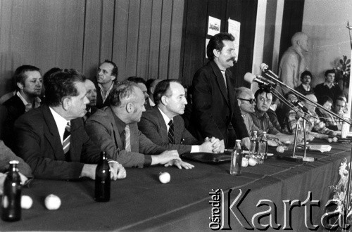 31.08.1980, Gdańsk, Polska.
Podpisanie Porozumień Sierpniowych w sali BHP. Na zdjęciu przemawia Lech Wałęsa, po jego lewej stronie siedzi  wiceprezes Rady Ministrów PRL - Mieczysław  Jagielski, po prawej - Tadeusz Fiszbach - przewodniczący Wojewódzkiej Rady Narodowej w Gdańsku. Przy stole siedzą również: członek sekretariatu KC PZPR Zbigniew Zieliński (2. od lewej), Florian Wiśniewski (za T. Fiszbachem), oraz wojewoda gdański Jerzy Kołodziejski (za F. Wiśniewskim).
Fot. Stanisław Składanowski, zbiory Ośrodka KARTA