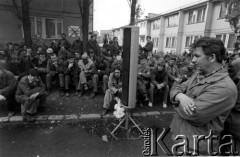 Sierpień 1980, Gdańsk, Polska.
Strajkujący robotnicy Stoczni Gdańskiej im. Lenina.
Fot. Stanisław Składanowski, zbiory Ośrodka KARTA