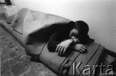 Sierpień 1980, Gdańsk, Polska.
Strajk w Stoczni Gdańskiej im. Lenina. Jeden ze stoczniowców śpi w 