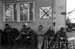 Sierpień 1980, Gdańsk, Polska.
Strajkujący robotnicy Stoczni Gdańskiej im. Lenina pod pomieszczeniem Rady Zakładowej. Przekreślony napis na tablicy informacyjnej.
Fot. Stanisław Składanowski, zbiory Ośrodka KARTA