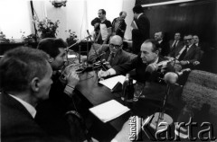 31.08.1980, Gdańsk, Polska.
Godziny poprzedzające podpisanie Porozumień Sierpniowych. Na zdjęciu Lech Wałęsa rozmawia z przedstawicielami delegacji rządowej: wiceprezesem Rady Ministrów PRL - Mieczysławem Jagielskim i Tadeuszem Fiszbachem - przewodniczącym Wojewódzkiej Rady Narodowej w Gdańsku. 
Fot. Stanisław Składanowski, zbiory Ośrodka KARTA