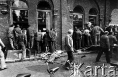 Sierpień 1980, Gdańsk, Polska.
Strajk w Stoczni Gdańskiej im. Lenina. Stoczniowcy prawdopodobnie obserwują przez okno rozmowy miedzy MKS-em a Komisją Rządową.
Fot. Stanisław Składanowski, zbiory Ośrodka KARTA