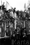 Sierpień 1980, Gdańsk, Polska.
Strajk w Stoczni Gdańskiej, tłum ludzi zgromadzonych przed udekorowaną Bramą nr 2.
Fot. Stanisław Składanowski, zbiory Ośrodka KARTA