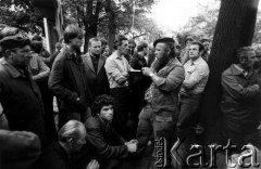 Sierpień 1980, Gdańsk, Polska.
Strajk okupacyjny w Stoczni Gdańskiej im. Lenina. Wspólne słuchanie radia, prawdopodobnie zagranicznych rozgłośni: Radia Wolna Europa lub Głosu Ameryki.
Fot. Stanisław Składanowski, zbiory Ośrodka KARTA