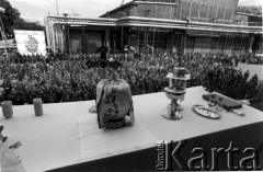 Sierpień 1980, Gdańsk, Polska.
Strajk okupacyjny w Stoczni Gdańskiej im. Lenina. Msza św. na terenie Stoczni, widok zgromadzenia od strony ołtarza.
Fot. Stanisław Składanowski, zbiory Ośrodka KARTA