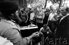 Sierpień 1980, Gdańsk, Polska.
Strajk okupacyjny w Stoczni Gdańskiej im. Lenina. Wspólne słuchanie radia, prawdopodobnie zagranicznych rozgłośni: Radia Wolna Europa lub Głosu Ameryki.
Fot. Stanisław Składanowski, zbiory Ośrodka KARTA