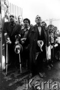 Sierpień 1980, Gdańsk, Polska.
Strajk okupacyjny w Stoczni Gdańskiej im. Lenina. Ludzie zgromadzeni pod Bramą nr 2 prawdopodobnie uczestniczą w nabożeństwie na terenie Stoczni.
Fot. Stanisław Składanowski, zbiory Ośrodka KARTA
