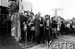 Sierpień 1980, Gdańsk, Polska.
Strajk okupacyjny w Stoczni Gdańskiej im. Lenina. Ludzie zgromadzeni pod Bramą nr 2 uczestniczą we mszy św. na terenie Stoczni. Brama otwarta na czas udzielania komunii św.
Fot. Stanisław Składanowski, zbiory Ośrodka KARTA
