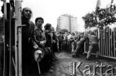 Sierpień 1980, Gdańsk, Polska.
Strajk okupacyjny w Stoczni Gdańskiej im. Lenina. Ludzie zgromadzeni przed Bramą nr 2 uczestniczą we mszy św. na terenie Stoczni. Na zdjęciu uchwycony został moment otwierania bramy na czas udzielania komunii św.
Fot. Stanisław Składanowski, zbiory Ośrodka KARTA