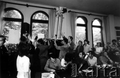 Sierpień 1980, Gdańsk, Polska.
Strajk okupacyjny w Stoczni Gdańskiej im. Lenina. Na zdjęciu makieta pomnika upamiętniającego stoczniowców poległych na Wybrzeżu w grudniu 1970.
Fot. Stanisław Składanowski, zbiory Ośrodka KARTA