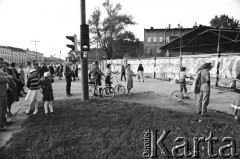 Wrzesień 1981, Gdańsk, Polska.
Skrzyżowanie ul. Grunwaldzkiej i Słowackiego w Gdańsku Wrzeszczu - opozycjoniści malują antykomunistyczne napisy dotyczące radia i telewizji. Powstają w czasie I Krajowego Zjazdu Delegatów Solidarności. 
Fot. Stanisław Składanowski, zbiory Ośrodka KARTA