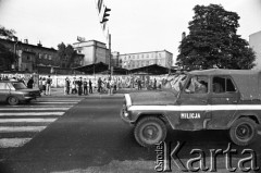 Wrzesień 1981, Gdańsk, Polska.
Milicyjny radiowóz zaparkowany w pobliżu muru, na którym namalowano antykomunistyczne napisy (skrzyżowanie ul. Grunwaldzkiej i Słowackiego w Gdańsku Wrzeszczu.). W Gdańsku w tym czasie trwa I Zjazd Solidarności.
Fot. Stanisław Składanowski, zbiory Ośrodka KARTA