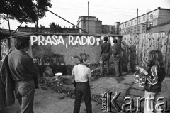 Wrzesień 1981, Gdańsk, Polska.
Skrzyżowanie ul. Grunwaldzkiej i Słowackiego w Gdańsku Wrzeszczu - opozycjoniści malują antykomunistyczne napisy dotyczące radia i telewizji. Powstają w czasie I Krajowego Zjazdu Delegatów Solidarności. 
Fot. Stanisław Składanowski, zbiory Ośrodka KARTA