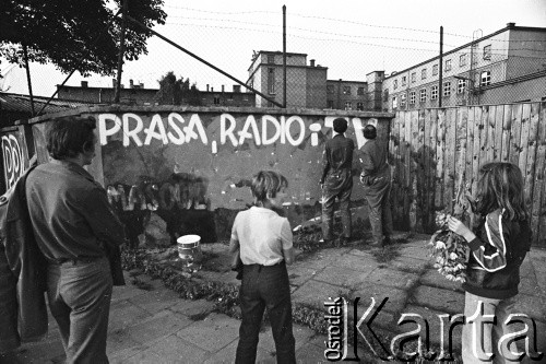 Wrzesień 1981, Gdańsk, Polska.
Skrzyżowanie ul. Grunwaldzkiej i Słowackiego w Gdańsku Wrzeszczu - opozycjoniści malują antykomunistyczne napisy dotyczące radia i telewizji. Powstają w czasie I Krajowego Zjazdu Delegatów Solidarności. 
Fot. Stanisław Składanowski, zbiory Ośrodka KARTA