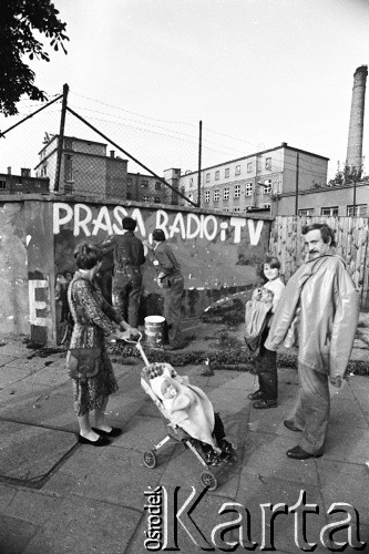 Wrzesień 1981, Gdańsk, Polska.
Skrzyżowanie ul. Grunwaldzkiej i Słowackiego w Gdańsku Wrzeszczu - opozycjoniści malują antykomunistyczne napisy dotyczące radia i telewizji. Powstają w czasie I Krajowego Zjazdu Delegatów Solidarności. 
Fot. Stanisław Składanowski, zbiory Ośrodka KARTA