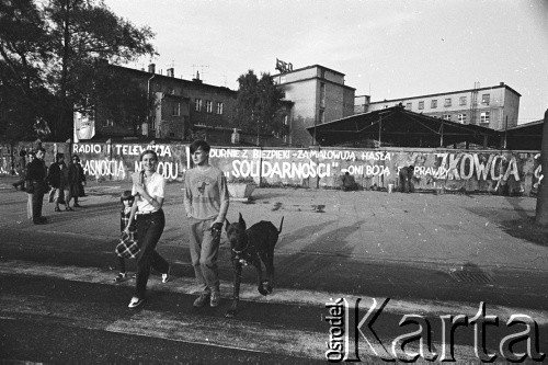 Wrzesień 1981, Gdańsk, Polska.
Skrzyżowanie ul. Grunwaldzkiej i Słowackiego w Gdańsku Wrzeszczu - w głębi antykomunistyczne napisy dotyczące radia i telewizji. W tym czasie w Gdańsku trwa I Krajowy Zjazd Delegatów Solidarności. 
Fot. Stanisław Składanowski, zbiory Ośrodka KARTA