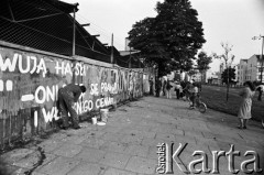 Wrzesień 1981, Gdańsk, Polska.
Skrzyżowanie ul. Grunwaldzkiej i Słowackiego w Gdańsku Wrzeszczu - opozycjoniści malują antykomunistyczne napisy dotyczące radia i telewizji. Powstają w czasie I Krajowego Zjazdu Delegatów Solidarności. 
Fot. Stanisław Składanowski, zbiory Ośrodka KARTA