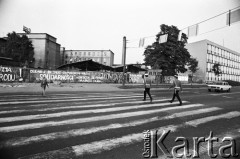 Wrzesień 1981, Gdańsk, Polska.
Skrzyżowanie ul. Grunwaldzkiej i Słowackiego w Gdańsku Wrzeszczu - w głębi antykomunistyczne napisy dotyczące radia i telewizji. W tym czasie w Gdańsku trwa I Krajowy Zjazd Delegatów Solidarności. 
Fot. Stanisław Składanowski, zbiory Ośrodka KARTA