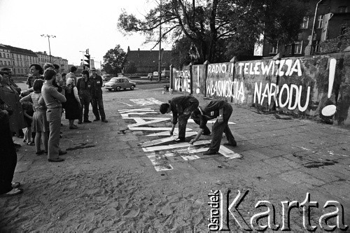 Wrzesień 1981, Gdańsk, Polska.
Skrzyżowanie ul. Grunwaldzkiej i Słowackiego w Gdańsku Wrzeszczu - opozycjoniści malują antykomunistyczne napisy dotyczące radia i telewizji. Powstają w czasie I Krajowego Zjazdu Delegatów Solidarności. 
Fot. Stanisław Składanowski, zbiory Ośrodka KARTA