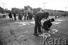 Wrzesień 1981, Gdańsk, Polska.
Skrzyżowanie ul. Grunwaldzkiej i Słowackiego w Gdańsku Wrzeszczu - opozycjoniści malują antykomunistyczne napisy dotyczące radia i telewizji. Powstają w czasie I Krajowego Zjazdu Delegatów Solidarności. 
Fot. Stanisław Składanowski, zbiory Ośrodka KARTA