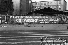 Wrzesień 1981, Gdańsk, Polska.
Skrzyżowanie ul. Grunwaldzkiej i Słowackiego w Gdańsku Wrzeszczu - antykomunistyczne napisy dotyczące radia i telewizji. W tym czasie w Gdańsku trwa I Krajowy Zjazd Delegatów Solidarności. 
Fot. Stanisław Składanowski, zbiory Ośrodka KARTA