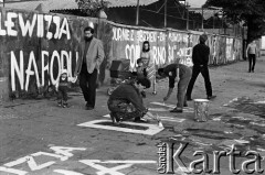 Wrzesień 1981, Gdańsk, Polska.
Skrzyżowanie ul. Grunwaldzkiej i Słowackiego w Gdańsku Wrzeszczu - opozycjoniści malują antykomunistyczne napisy dotyczące radia i telewizji. Powstają w czasie I Krajowego Zjazdu Delegatów Solidarności. 
Fot. Stanisław Składanowski, zbiory Ośrodka KARTA