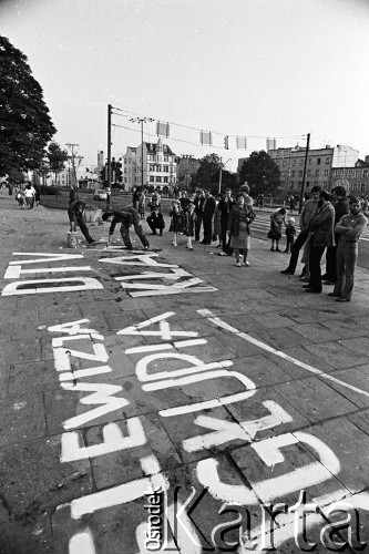 Wrzesień 1981, Gdańsk, Polska.
Skrzyżowanie ul. Grunwaldzkiej i Słowackiego w Gdańsku Wrzeszczu - opozycjoniści malują antykomunistyczne napisy dotyczące radia i telewizji. Powstają w czasie I Krajowego Zjazdu Delegatów Solidarności. 
Fot. Stanisław Składanowski, zbiory Ośrodka KARTA