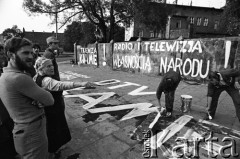 Wrzesień 1981, Gdańsk, Polska.
Skrzyżowanie ul. Grunwaldzkiej i Słowackiego w Gdańsku Wrzeszczu - opozycjoniści malują antykomunistyczne napisy dotyczące radia i telewizji. Powstają w czasie I Krajowego Zjazdu Delegatów Solidarności. 
Fot. Stanisław Składanowski, zbiory Ośrodka KARTA