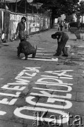 Wrzesień 1981, Gdańsk, Polska.
Skrzyżowanie ul. Grunwaldzkiej i Słowackiego w Gdańsku Wrzeszczu - opozycjoniści malują antykomunistyczne napisy dotyczące radia i telewizji. Powstają w czasie I Krajowego Zjazdu Delegatów Solidarności. 
Fot. Stanisław Składanowski, zbiory Ośrodka KARTA