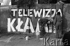 Wrzesień 1981, Gdańsk, Polska.
Skrzyżowanie ul. Grunwaldzkiej i Słowackiego w Gdańsku Wrzeszczu - opozycjoniści malują antykomunistyczne napisy dotyczące radia i telewizji. Powstają w czasie I Krajowego Zjazdu Delegatów Solidarności. 
Fot. Stanisław Składanowski, zbiory Ośrodka KARTA