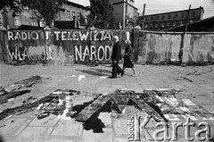 Wrzesień 1981, Gdańsk, Polska.
Antykomunistyczne napisy na murze na skrzyżowaniu ul. Grunwaldzkiej i Słowackiego w Gdańsku Wrzeszczu. Dotyczą radia i telewizji. Powstały w czasie I Krajowego Zjazdu Delegatów Solidarności. 
Fot. Stanisław Składanowski, zbiory Ośrodka KARTA, zbiory Ośrodka KARTA