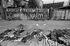 Wrzesień 1981, Gdańsk, Polska.
Antykomunistyczne napisy na murze na skrzyżowaniu ul. Grunwaldzkiej i Słowackiego w Gdańsku Wrzeszczu. Dotyczą radia i telewizji. Powstały w czasie I Krajowego Zjazdu Delegatów Solidarności. 
Fot. Stanisław Składanowski, zbiory Ośrodka KARTA, zbiory Ośrodka KARTA