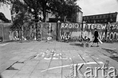 Wrzesień 1981, Gdańsk, Polska.
Antykomunistyczne napisy na murach na skrzyżowaniu ul. Grunwaldzkiej i Słowackiego w Gdańsku-Wrzeszczu. Dotyczą radia i telewizji. Powstały w czasie I Krajowego Zjazdu Delegatów Solidarności. Na zdjęciu widać próby zamalowania napisów przez służby porządkowe.
Fot. Stanisław Składanowski, zbiory Ośrodka KARTA