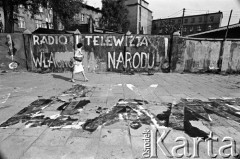 Wrzesień 1981, Gdańsk, Polska.
Antykomunistyczne napisy na murach na skrzyżowaniu ul. Grunwaldzkiej i Słowackiego w Gdańsku-Wrzeszczu. Dotyczą radia i telewizji. Powstały w czasie I Krajowego Zjazdu Delegatów Solidarności. Na zdjęciu widać próby zamalowania napisów przez służby porządkowe.
Fot. Stanisław Składanowski, zbiory Ośrodka KARTA