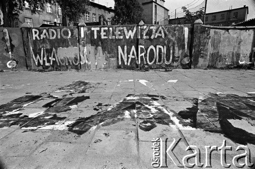 Wrzesień 1981, Gdańsk, Polska.
Antykomunistyczne napisy na murach na skrzyżowaniu ul. Grunwaldzkiej i Słowackiego w Gdańsku-Wrzeszczu. Dotyczą radia i telewizji. Powstały w czasie I Krajowego Zjazdu Delegatów Solidarności. Na zdjęciu widać próby zamalowania napisów przez służby porządkowe.
Fot. Stanisław Składanowski, zbiory Ośrodka KARTA