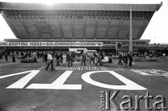 Wrzesień 1981, Gdańsk, Polska.
Napis pod Halą Olivia w Gdańsku, w której obywał się I Krajowy Zjazd Delegatów Solidarności. Dotyczy Dziennika Telewizyjnego.
Fot. Stanisław Składanowski, zbiory Ośrodka KARTA