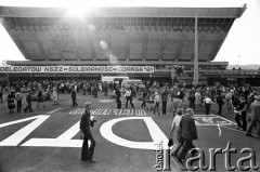 Wrzesień 1981, Gdańsk, Polska.
Napis pod Halą Olivia w Gdańsku, w której obywał się I Krajowy Zjazd Delegatów Solidarności. Dotyczy Dziennika Telewizyjnego.
Fot. Stanisław Składanowski, zbiory Ośrodka KARTA