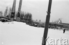 Grudzień 1981, Gdańsk, Polska.
Stocznia Gdańska im. Lenina i Pomnik Poległych Stoczniowców.
Fot. Stanisław Składanowski, zbiory Ośrodka KARTA