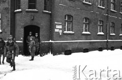 Grudzień 1981, Gdańsk, Polska.
Oddziały ZOMO na terenie Stoczni Gdańskiej.
Fot. Stanisław Składanowski, zbiory Ośrodka KARTA