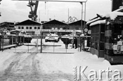 Grudzień 1981, Gdańsk, Polska.
Czołgi na terenie Stoczni Gdańskiej, nad bramą zawieszono transparent: 