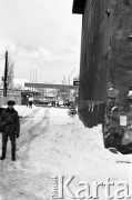 Grudzień 1981, Gdańsk, Polska.
Czołgi na terenie Stoczni Gdańskiej, nad bramą zawieszono transparent: 