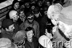 15.12.1981, Gdańsk, Polska.
Strajk okupacyjny w Stoczni Gdańskiej im. Lenina - Anna Walentynowicz wśród robotników.
Fot. Stanisław Składanowski, zbiory Ośrodka KARTA