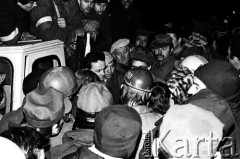 15.12.1981, Gdańsk, Polska.
Strajk okupacyjny w Stoczni Gdańskiej im. Lenina - Anna Walentynowicz wśród robotników.
Fot. Stanisław Składanowski, zbiory Ośrodka KARTA