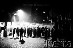 14-16.12.1981, Gdańsk, Polska.
Strajk okupacyjny w Stoczni Gdańskiej im. Lenina - ludzie zgromadzeni przed bramą.
Fot. Stanisław Składanowski, zbiory Ośrodka KARTA